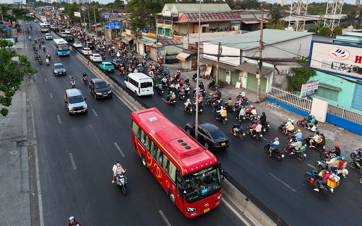 Thủ tướng: Tình hình xung đột kéo dài, xem xét bố trí ngân sách hỗ trợ bình ổn giá xăng dầu - Ảnh 3.