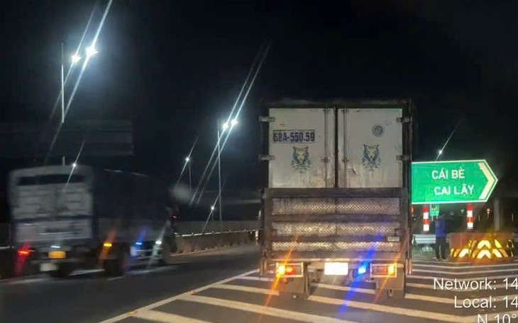 Lái xe tông cửa siêu thị chỉ vì tìm nhà vệ sinh - Ảnh 2.