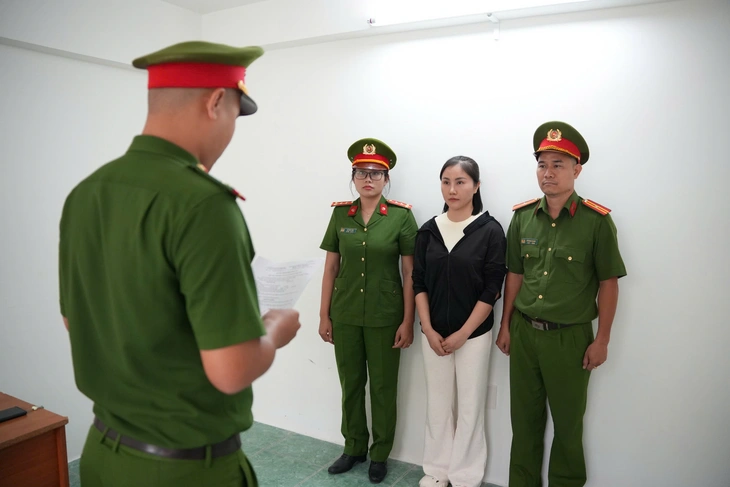 Giả danh bác sĩ điều trị bệnh về tóc, hai phụ nữ ở TP.HCM bị khởi tố - Ảnh 2.