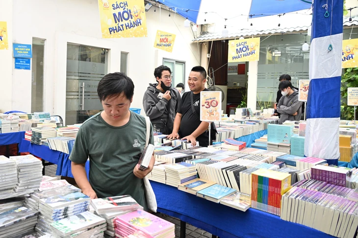 Lãnh đạo Ban Tuyên giáo và Dân vận Thành ủy TP.HCM thăm, chúc mừng Nhà xuất bản Trẻ dịp 45 năm - Ảnh 2.