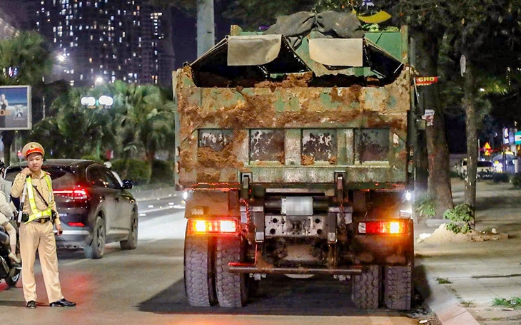 Xử lý tài xế xe tải để bùn đất rơi xuống đường, đóng thành mảng lớn ở vành đai 3 trên cao - Ảnh 4.