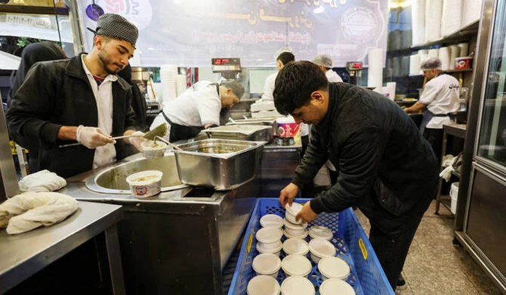 Iran tăng lương tối thiểu hơn 60% giữa áp lực chiến sự và lạm phát - Ảnh 1.