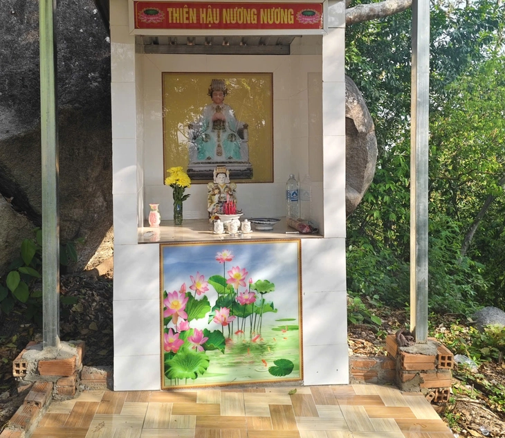 Tú Sương hết hồn vì tự nhiên hình ảnh bị đặt trong một miếu thờ - Ảnh 2. Tú Sương - Ảnh 3.