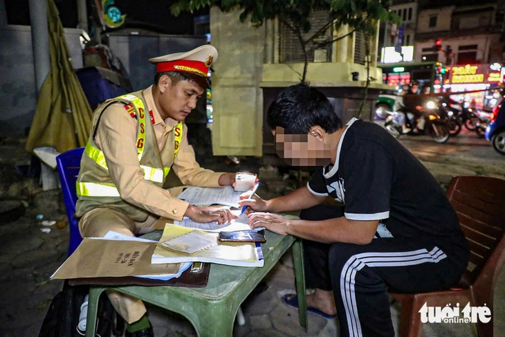 Sau vụ bùn đất làm nhiều người té ngã trên phố, cảnh sát xử lý 79 xe tải vi phạm trong 1 ngày - Ảnh 3.
