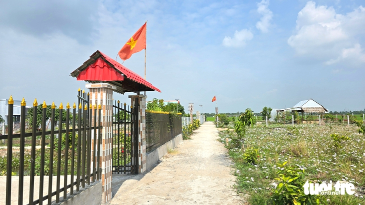 Xẻ ruộng lúa lập vườn sinh thái trái phép rồi rao bán - Ảnh 4.