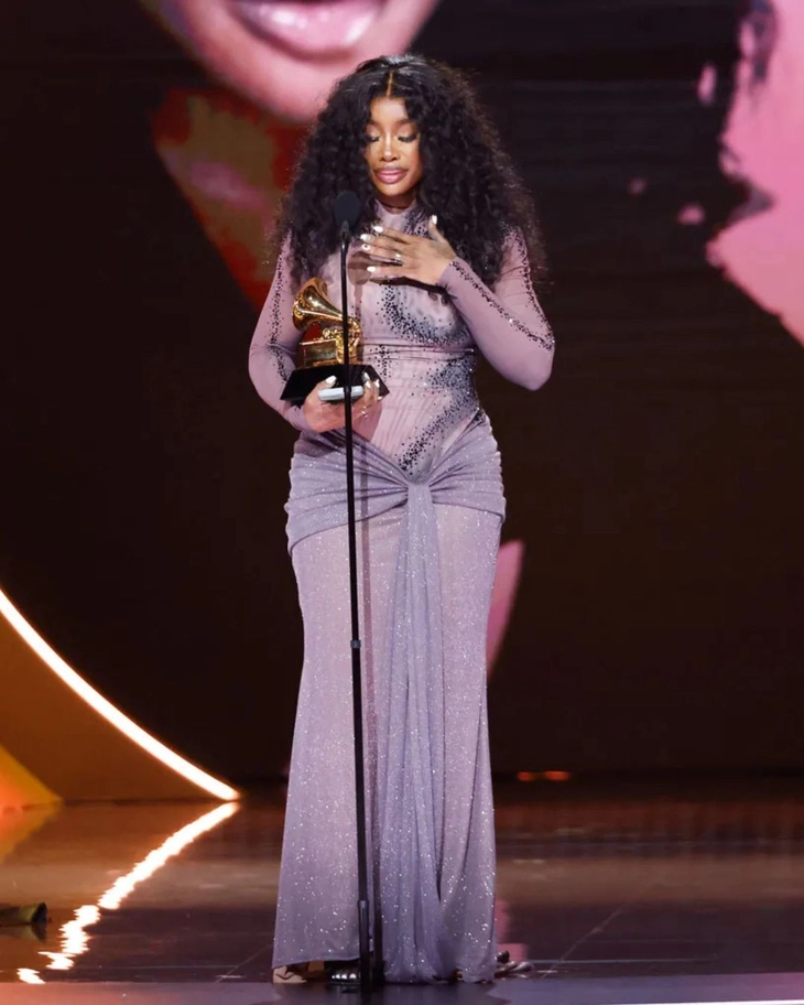 Ca sĩ hát 'Golden' trên sân khấu Oscar diện thiết kế của Đỗ Long - Ảnh 5.