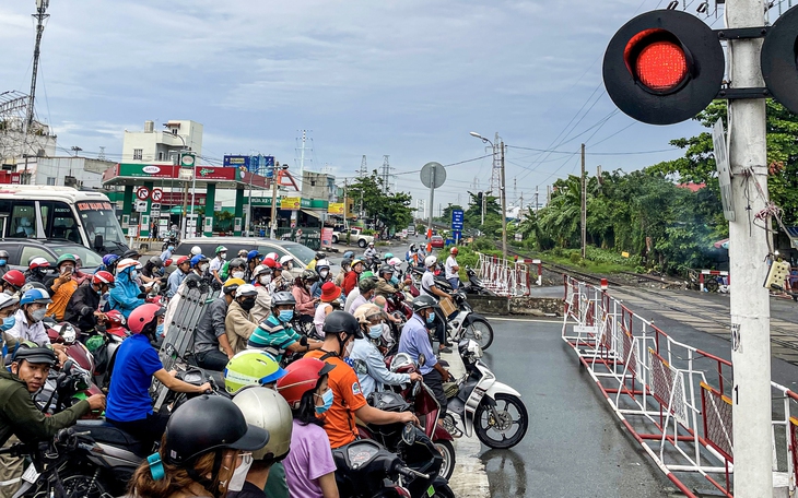 Hàng quán lấn chiếm hành lang đường sắt ở phường Dĩ An bị xử lý - Ảnh 2.