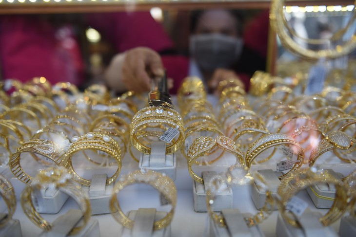 Giá vàng trong nước neo cao, 'lạc nhịp' với thế giới - Ảnh 1.