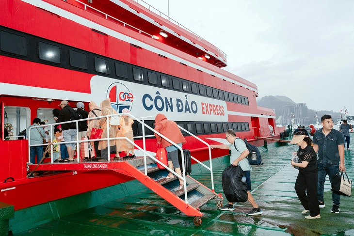 Tàu cao tốc tuyến Vũng Tàu - Côn Đảo giảm giá vé, tăng chuyến lên gấp đôi - Ảnh 2.