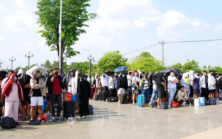 Chém người rồi trốn truy nã sang Campuchia, hai thanh niên bị bắt sau khi vừa về Việt Nam - Ảnh 3.