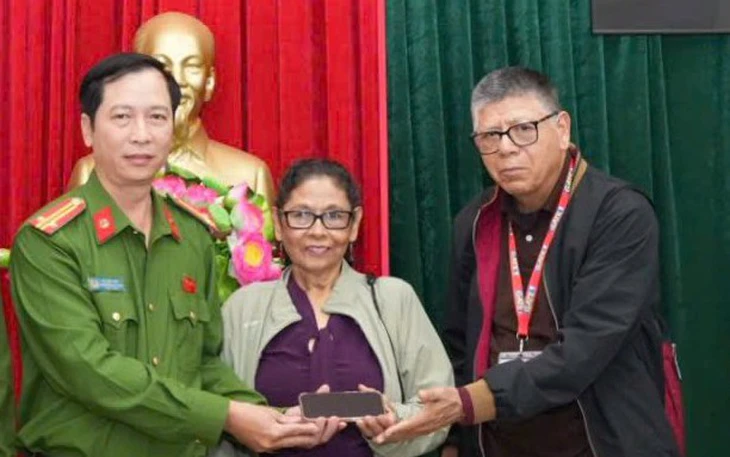 Đánh CSGT đang điều tiết giao thông giữa trời mưa lũ, bị phạt 12 tháng tù - Ảnh 1.