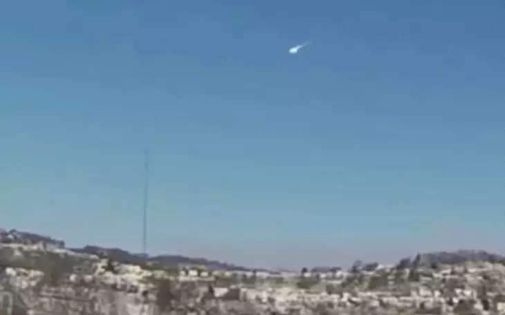 Lại có thiên thạch phát nổ trên bầu trời Mỹ, mảnh vỡ xuyên thủng mái nhà - Ảnh 3.