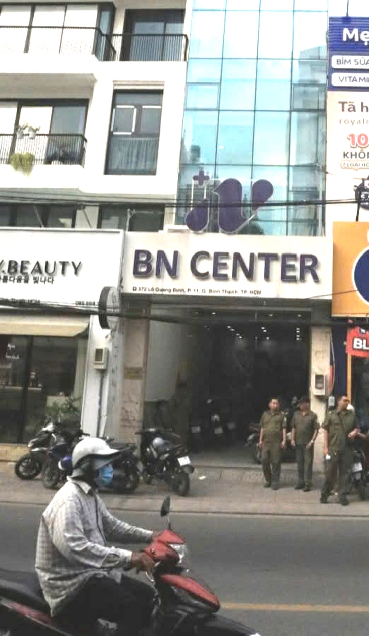 Giả danh bác sĩ điều trị bệnh về tóc, hai phụ nữ ở TP.HCM bị khởi tố - Ảnh 3. giả danh bác sĩ - Ảnh 4.