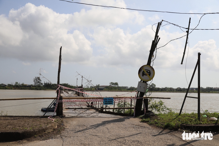Ngưng cầu phao qua sông Thạch Hãn, người dân nặng gánh mưu sinh khi phải đạp xe đi vòng - Ảnh 4.