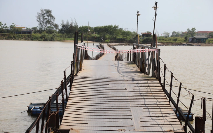 Người dân vẫn mòn mỏi chờ cầu phao hoạt động trở lại - Ảnh 2.