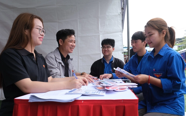 Tăng lương, thưởng 'khủng', tặng cả đất: Doanh nghiệp mạnh tay ‘săn’ lao động - Ảnh 6.