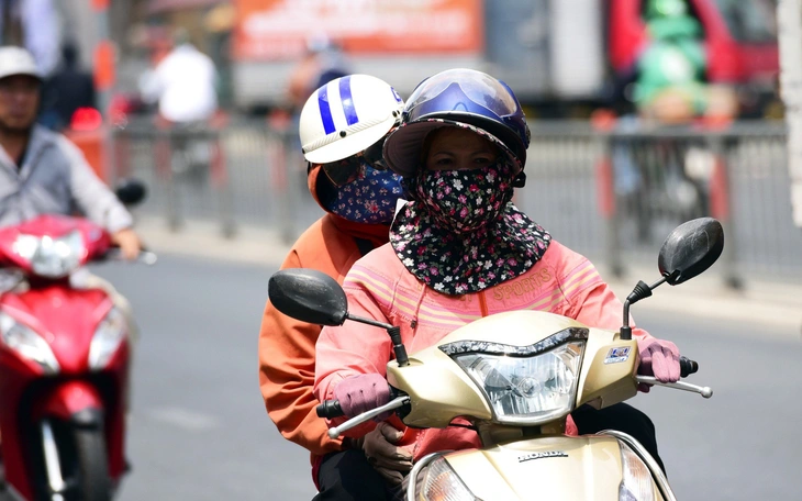 Đài khí tượng thủy văn Nam Bộ cho biết Nam Bộ và TP.HCM đang có nắng nóng trên diện rộng, mức nhiệt  - Ảnh 12.