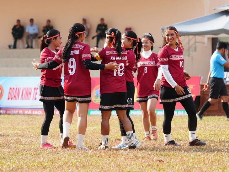 Những bóng hồng rực rỡ tại Giải bóng đá nữ các dân tộc thiểu số - Ảnh 3.