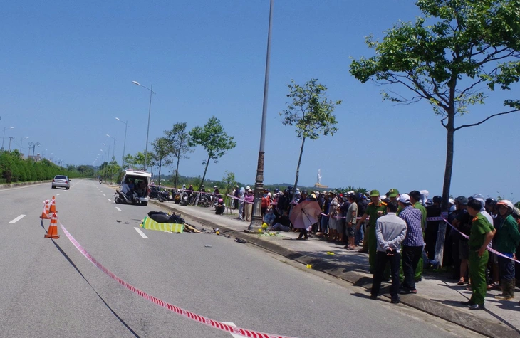 Giữa ban ngày, 2 thiếu niên chạy xe máy tông trụ đèn, dẫn đến tử vong - Ảnh 2.