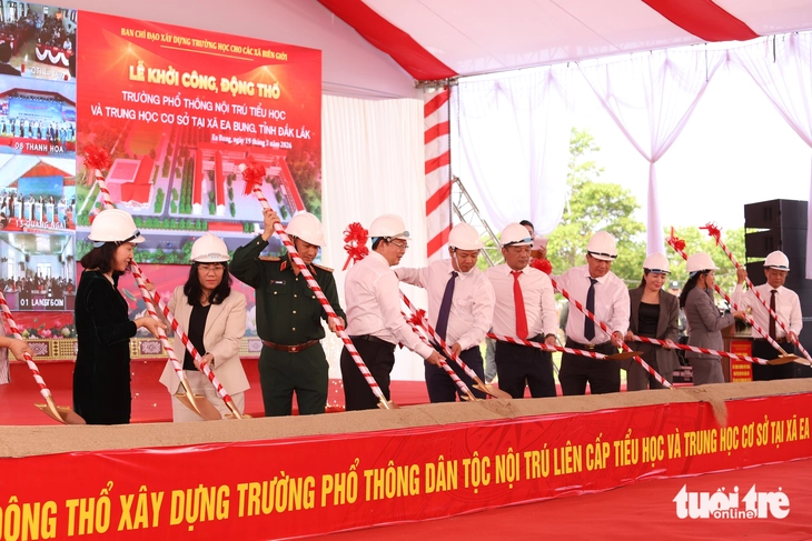 Xây trường nội trú, chăm lo việc học và đời sống cho học sinh vùng khó khăn - Ảnh 9.