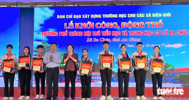 Xây trường nội trú, chăm lo việc học và đời sống cho học sinh vùng khó khăn - Ảnh 8.