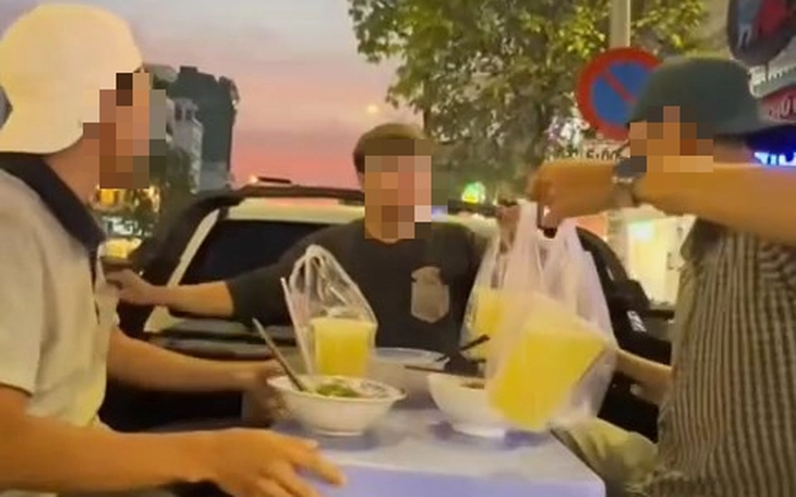 Xác minh clip hai người đi xe bán tải chửi bới, đe dọa người đi đường ở phường Bình Tân - Ảnh 3.