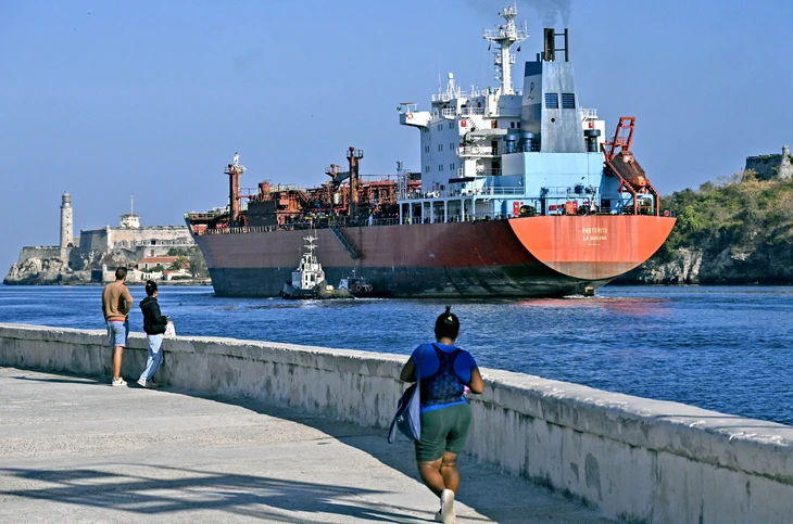 Nga chuyển hơn 700.000 thùng dầu, Brazil viện trợ nhân đạo cho Cuba - Ảnh 2.