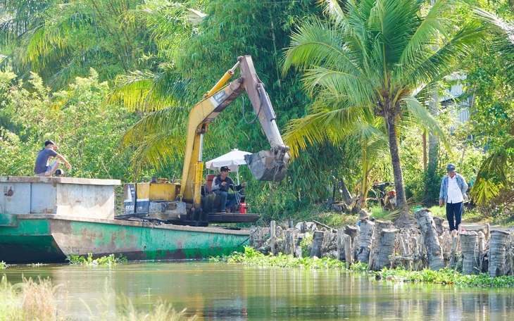 Sạt lở nghiêm trọng làm cho 3 căn nhà ở An Giang bị trôi xuống sông - Ảnh 2.