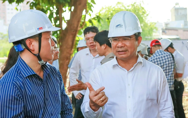 Dọc dự án rạch Xuyên Tâm: Nơi đang thi công nhộn nhịp, nơi um tùm cây cỏ - Ảnh 14.