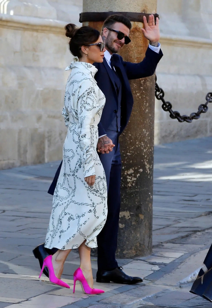 6 món không thể thiếu trong tủ đồ mùa hè của Victoria Beckham - Ảnh 4.