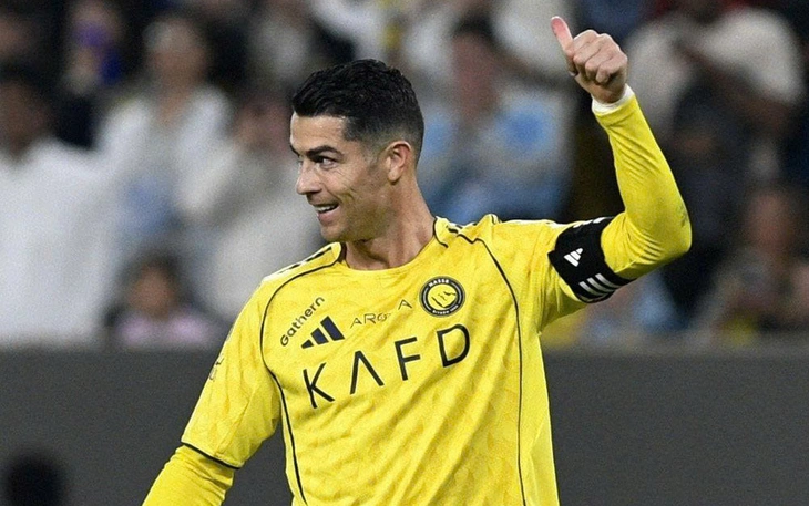 Kylian Mbappe học lái xe với fan... Atletico Madrid - Ảnh 2.