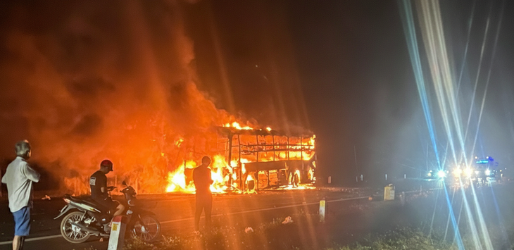 Nổ lốp, xe khách giường nằm cháy dữ dội giữa đường tránh Đông Đắk Lắk - Ảnh 2.