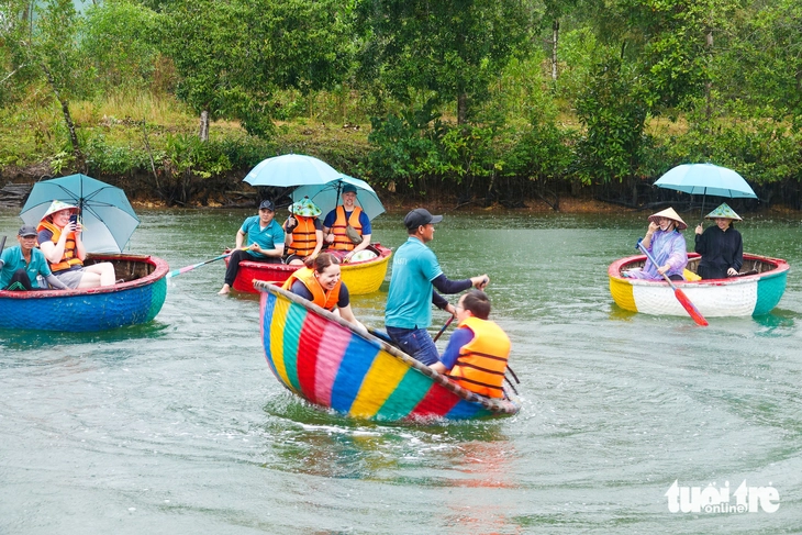 Khách quốc tế thích chài lưới, kéo vó và trồng cây xanh ven sông Cửa Cạn ở Phú Quốc - Ảnh 3.