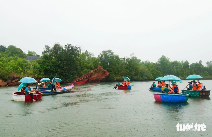 Khách quốc tế thích chài lưới, kéo vó và trồng cây xanh ven sông Cửa Cạn ở Phú Quốc - Ảnh 4.