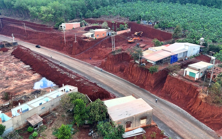 Vụ hạ cốt nền khiến nhà dân cheo leo ở Đồng Nai: Hàng ngàn khối đất có bị thất thoát? - Ảnh 3.