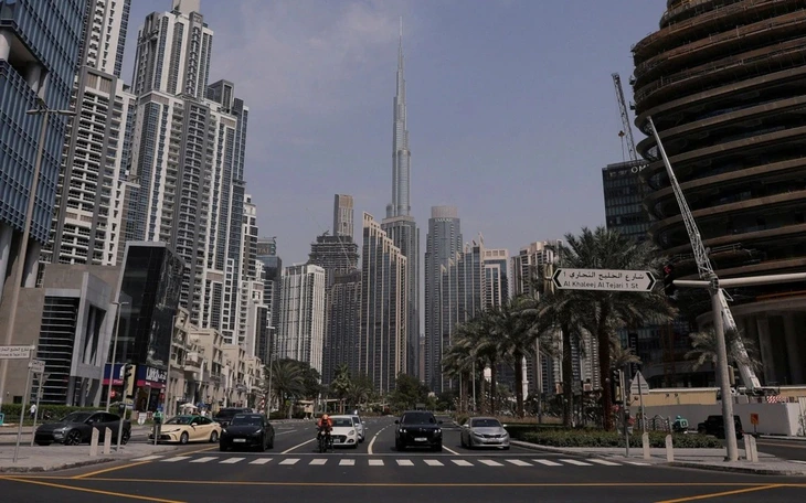 Thoát kẹt xe nhờ tấm biển 'đang đi cầu hôn, gấp lắm rồi' - Ảnh 2.