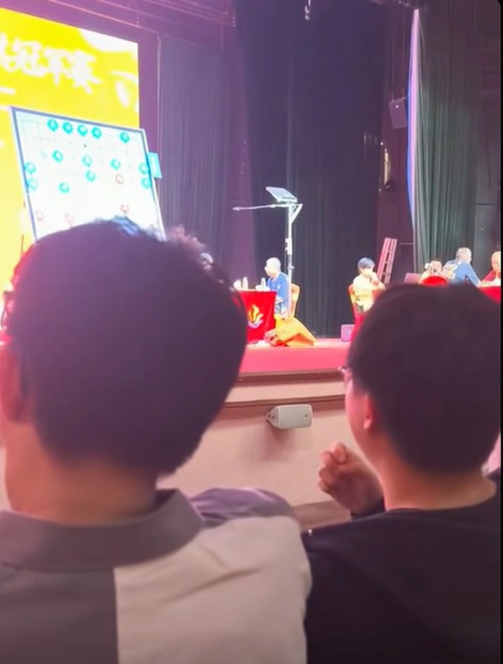 Khi 6 kỳ thủ bậc nhất cờ tướng Trung Quốc 'ngồi học hỏi' trận thi của Lại Lý Huynh Việt Nam - Ảnh 1.