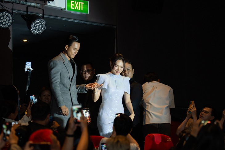 Mai Tài Phến làm phim 'đuối', Mỹ Tâm ngồi monitor hỗ trợ - Ảnh 4.