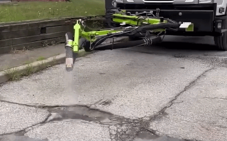 Triệu phú dùng xe Porsche trộn xi măng vá ổ gà, mạng xã hội dậy sóng - Ảnh 3.