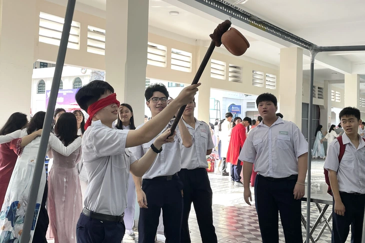 1.450 học sinh 'trẩy hội non sông', biến giờ văn thành lễ hội văn hóa rực rỡ - Ảnh 6.