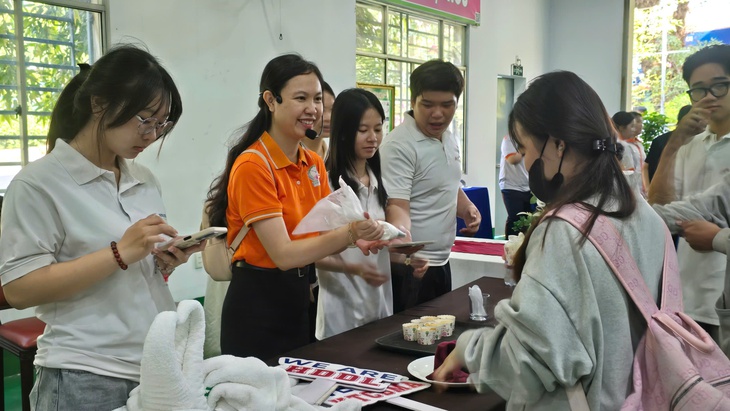 Vào xưởng điều khiển máy móc, robot, học sinh lớp 9 'làm nghề thử' - Ảnh 3.