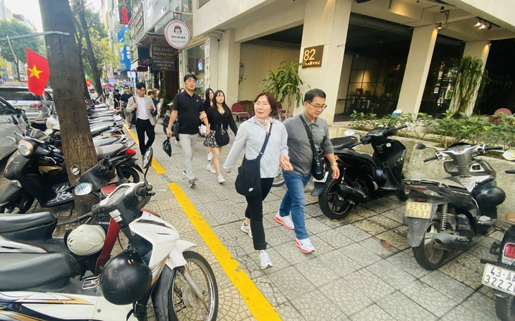 Đà Nẵng cấm buôn bán trên vỉa hè: dành cho người đi bộ và đậu xe máy - Ảnh 2.