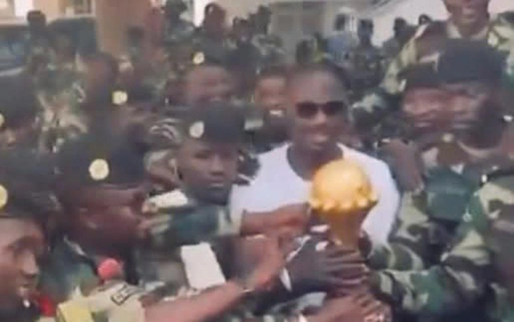 Hai CLB bóng đá nổi tiếng của Anh bị phạt vì trả lương nhân viên thấp - Ảnh 3.