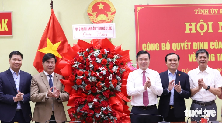 Bí thư Đảng ủy - Ảnh 4.