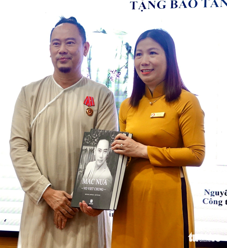 Võ Việt Chung tặng ba bộ áo dài đặc biệt cho Bảo tàng Phụ nữ Nam Bộ - Ảnh 2.