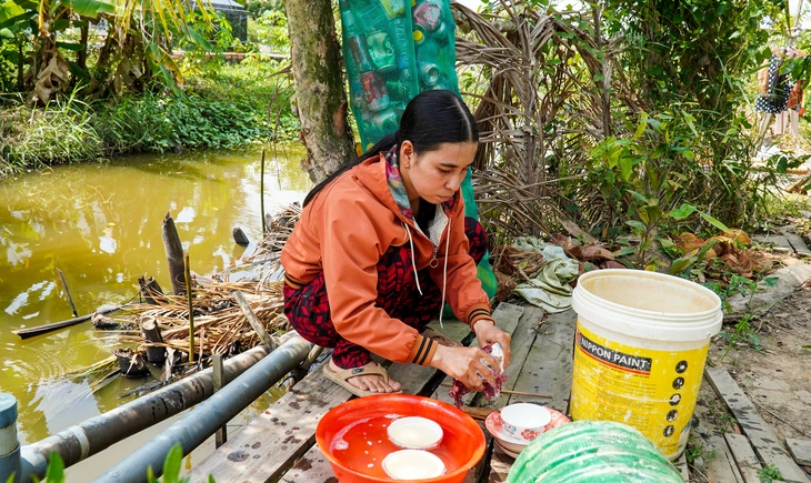 Đường ống kéo ngang nhà nhiều tháng nhưng dân vẫn 'khát nước' - Ảnh 2.