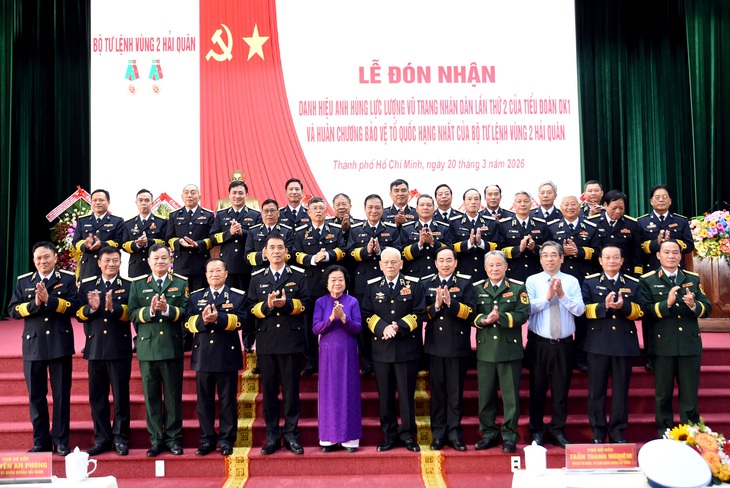 Vùng 2 Hải quân lần thứ 2 đón nhận Huân chương Bảo vệ Tổ quốc hạng nhất - Ảnh 3.