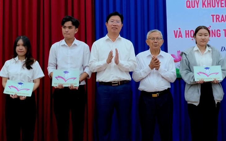 Quỹ học bổng từ di nguyện của thầy giáo ung thư - Ảnh 4.