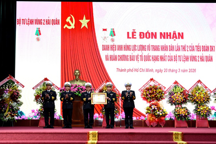 Vùng 2 Hải quân lần thứ 2 đón nhận Huân chương Bảo vệ Tổ quốc hạng nhất - Ảnh 2.