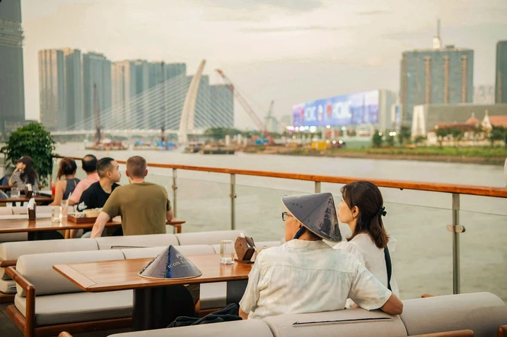 Tour ngắm hoàng hôn trên sông Sài Gòn - Ảnh 4.